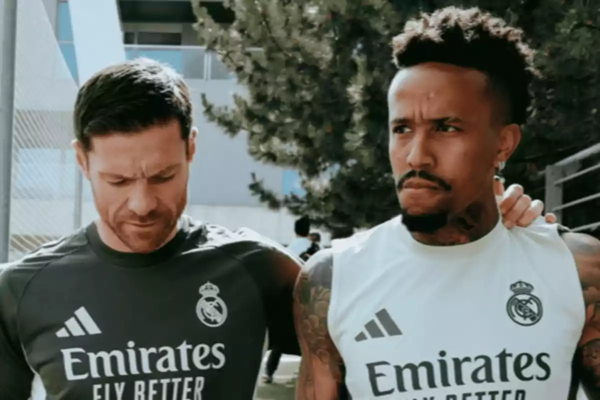 Dos jugadores del Real Madrid con ropa de entrenamiento caminan juntos al aire libre uno de ellos lleva la mano sobre el hombro del otro Dos jugadores del Real Madrid con ropa de entrenamiento caminan juntos al aire libre uno de ellos lleva la mano sobre el hombro del otro