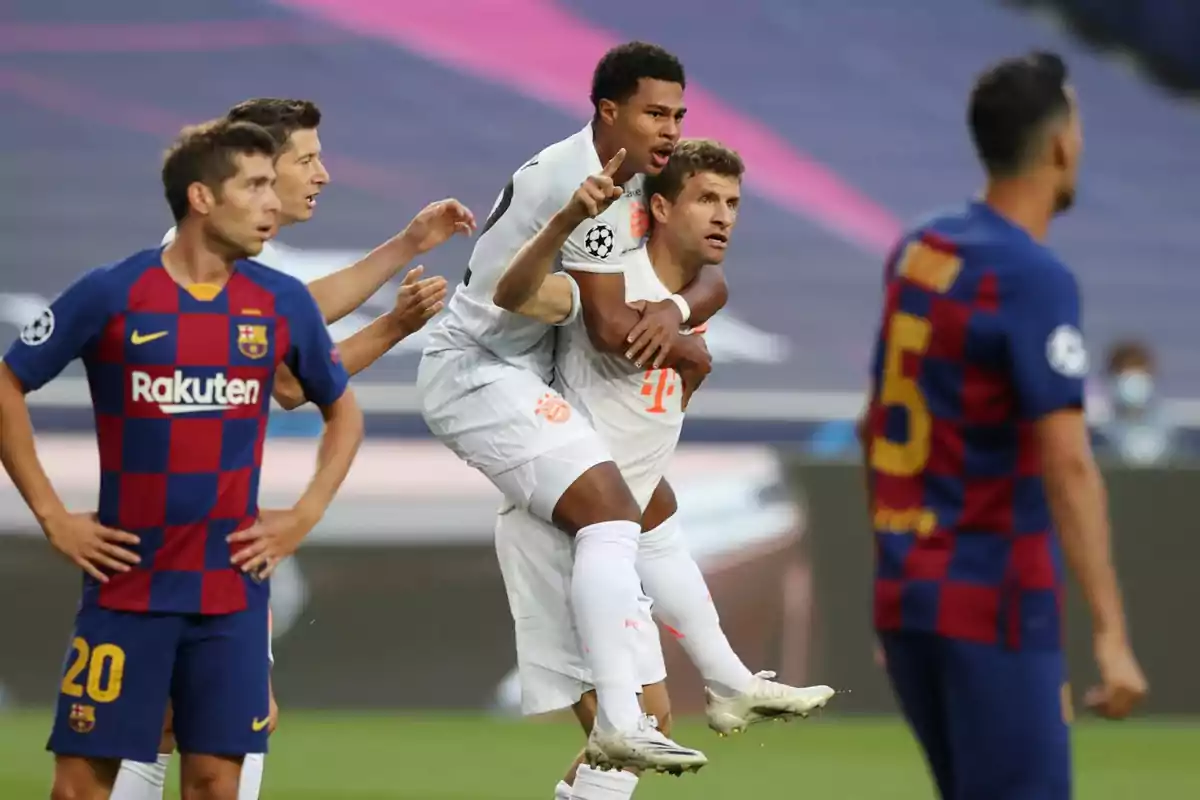 Jugadores del Bayern Múnich celebran un gol mientras futbolistas del Barcelona observan durante un partido de la Champions League Jugadores del Bayern Múnich celebran un gol mientras futbolistas del Barcelona observan durante un partido de la Champions League