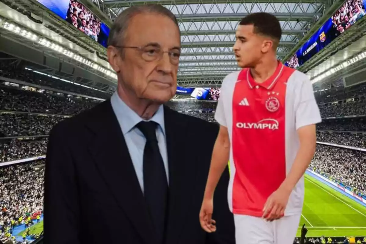 Un hombre mayor con traje y un joven futbolista con uniforme del Ajax están en un estadio lleno de espectadores