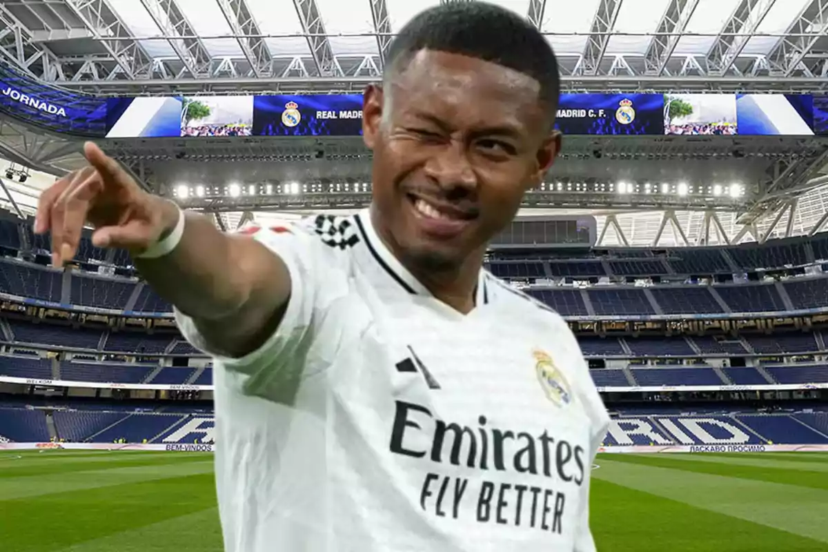 Futbolista del Real Madrid celebrando en el estadio Santiago Bernabéu mientras sonríe y señala hacia el frente