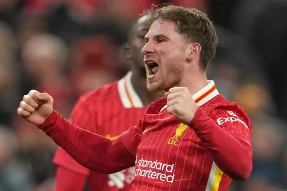 Futbolista del Liverpool celebrando un gol con los puños en alto durante un partido Futbolista del Liverpool celebrando un gol con los puños en alto durante un partido