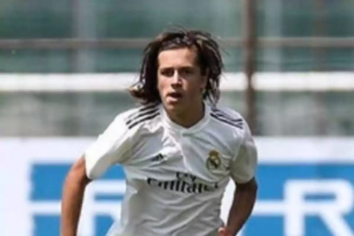 Joven futbolista con cabello largo usando el uniforme blanco del Real Madrid durante un partido