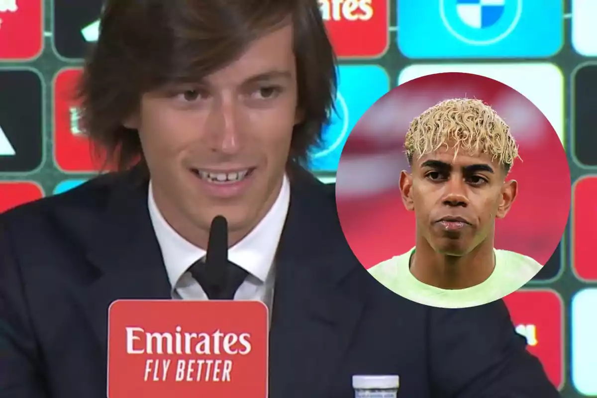 Un hombre con cabello castaño y traje oscuro habla en una conferencia de prensa con un micrófono frente a él y un cartel de Emirates Fly Better, mientras que en la esquina superior derecha aparece el rostro de otro hombre con cabello rubio rizado y camiseta clara.