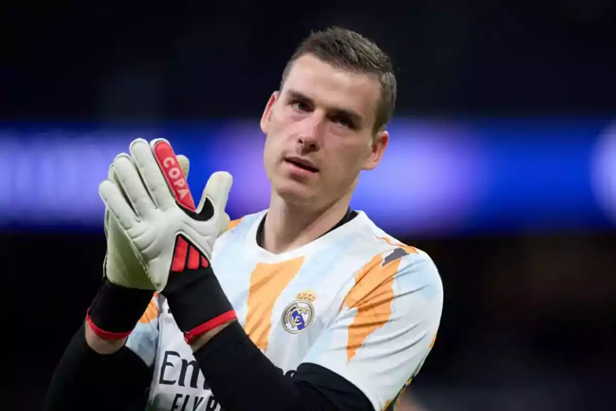 Portero del Real Madrid con guantes y camiseta de entrenamiento aplaudiendo en el campo Portero del Real Madrid con guantes y camiseta de entrenamiento aplaudiendo en el campo