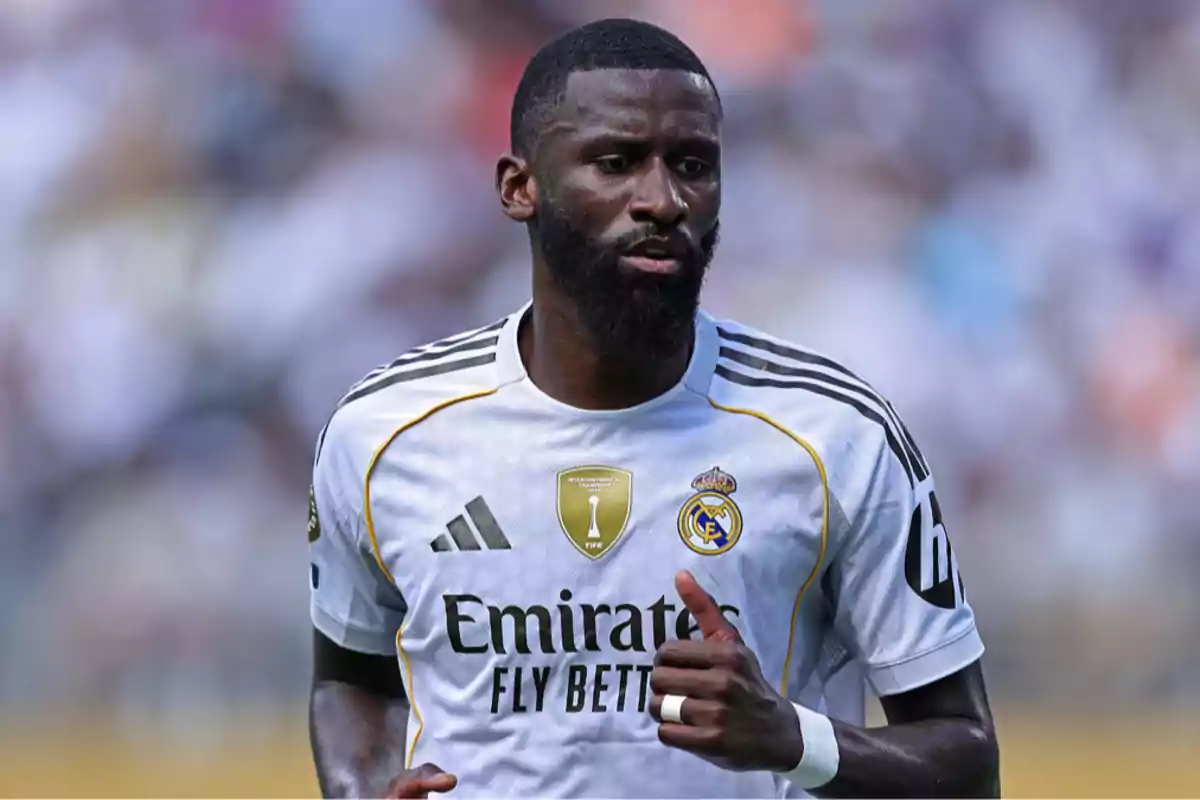 Futbolista con barba y camiseta blanca del Real Madrid durante un partido Futbolista con barba y camiseta blanca del Real Madrid durante un partido
