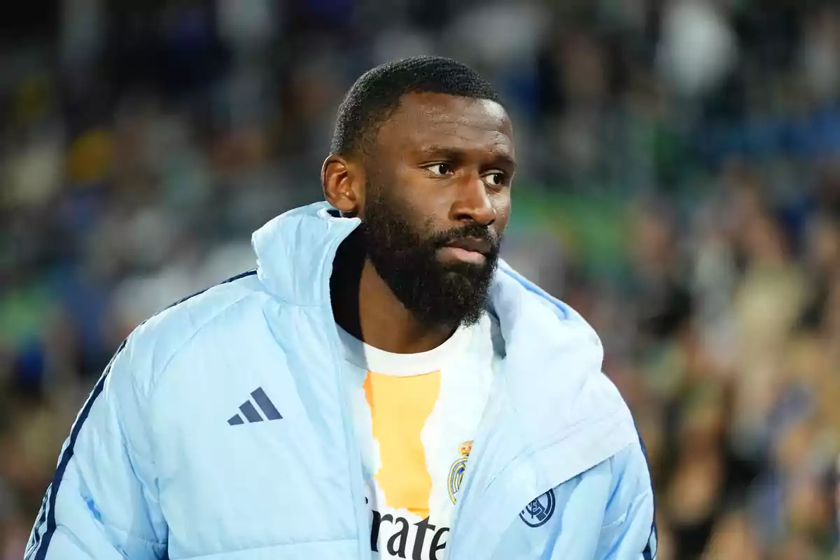 Futbolista con chaqueta celeste del Real Madrid en un estadio Futbolista con chaqueta celeste del Real Madrid en un estadio