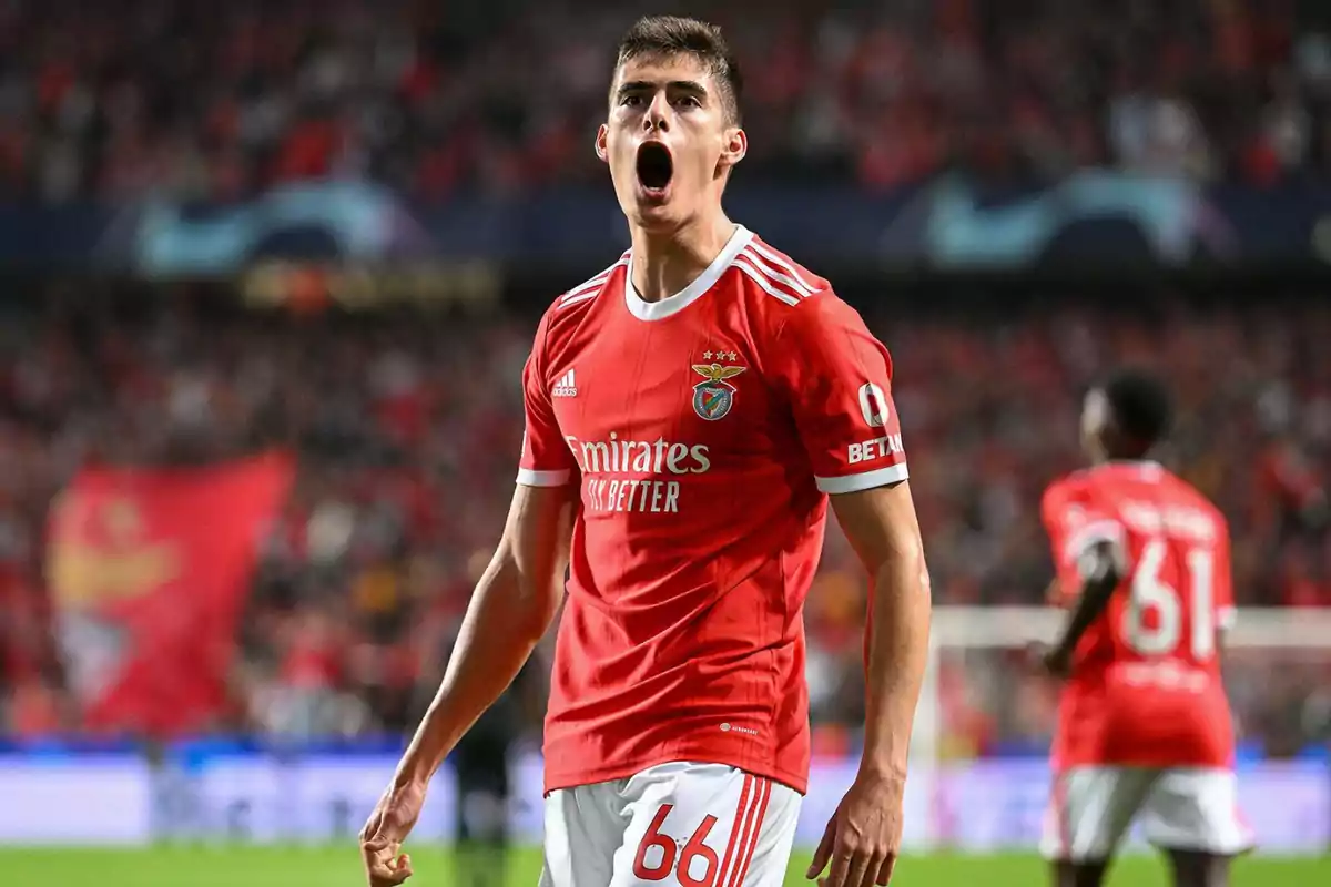 Futbolista del Benfica celebrando un gol en el estadio con la afición de fondo