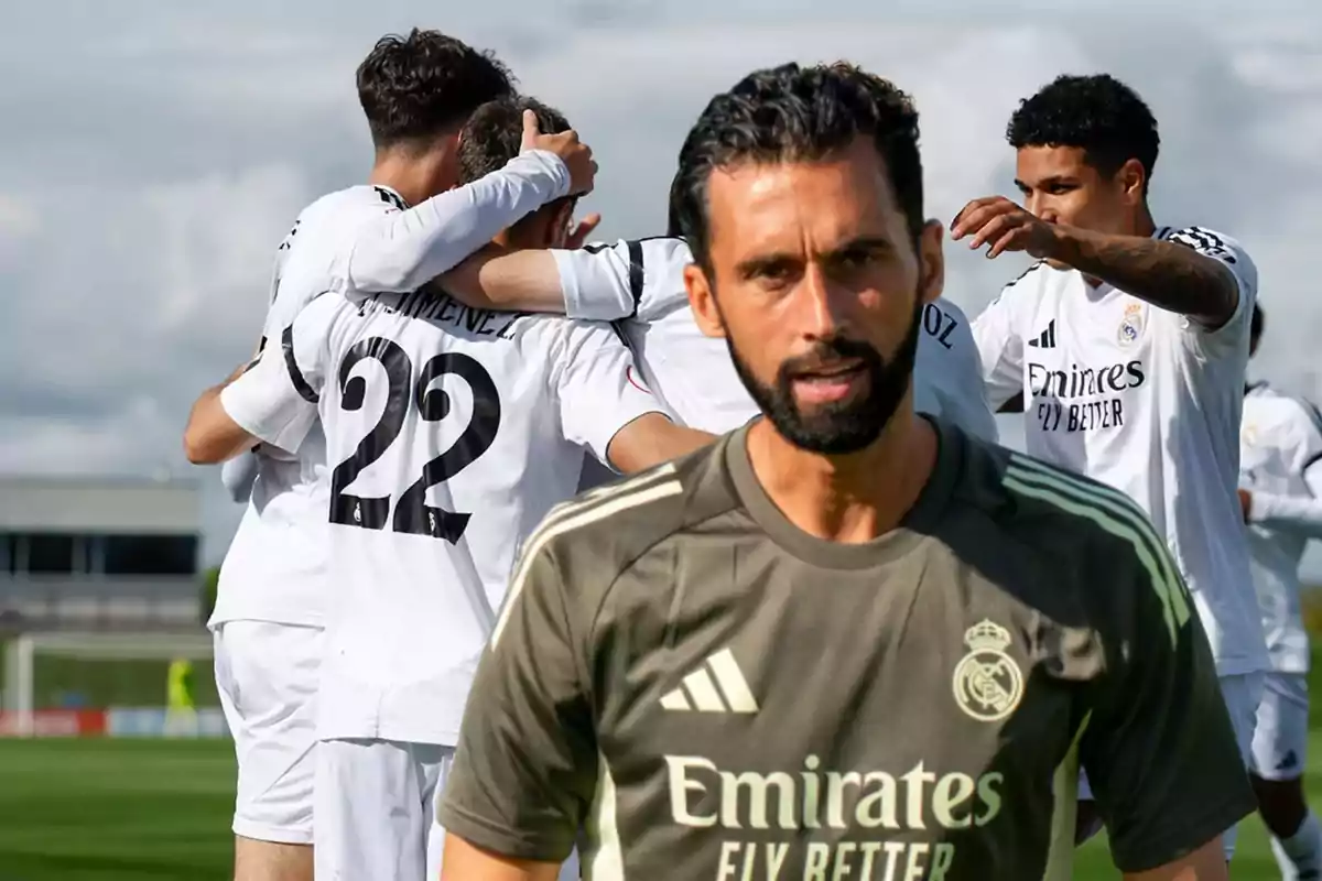 Entrenador del Real Madrid Castilla en primer plano con jugadores celebrando un gol al fondo en un campo de fútbol