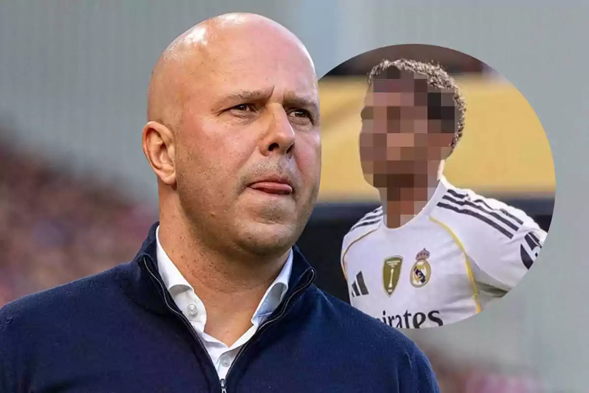 Un hombre calvo con suéter azul oscuro aparece en primer plano mientras al fondo se muestra la imagen borrosa de un futbolista con uniforme blanco del Real Madrid.