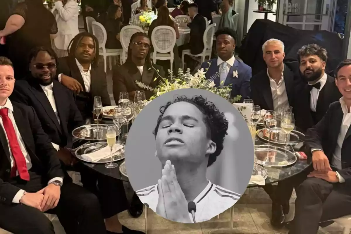 Un grupo de hombres vestidos de traje sentados alrededor de una mesa elegante en un evento social con una imagen en blanco y negro de una persona rezando superpuesta en el centro