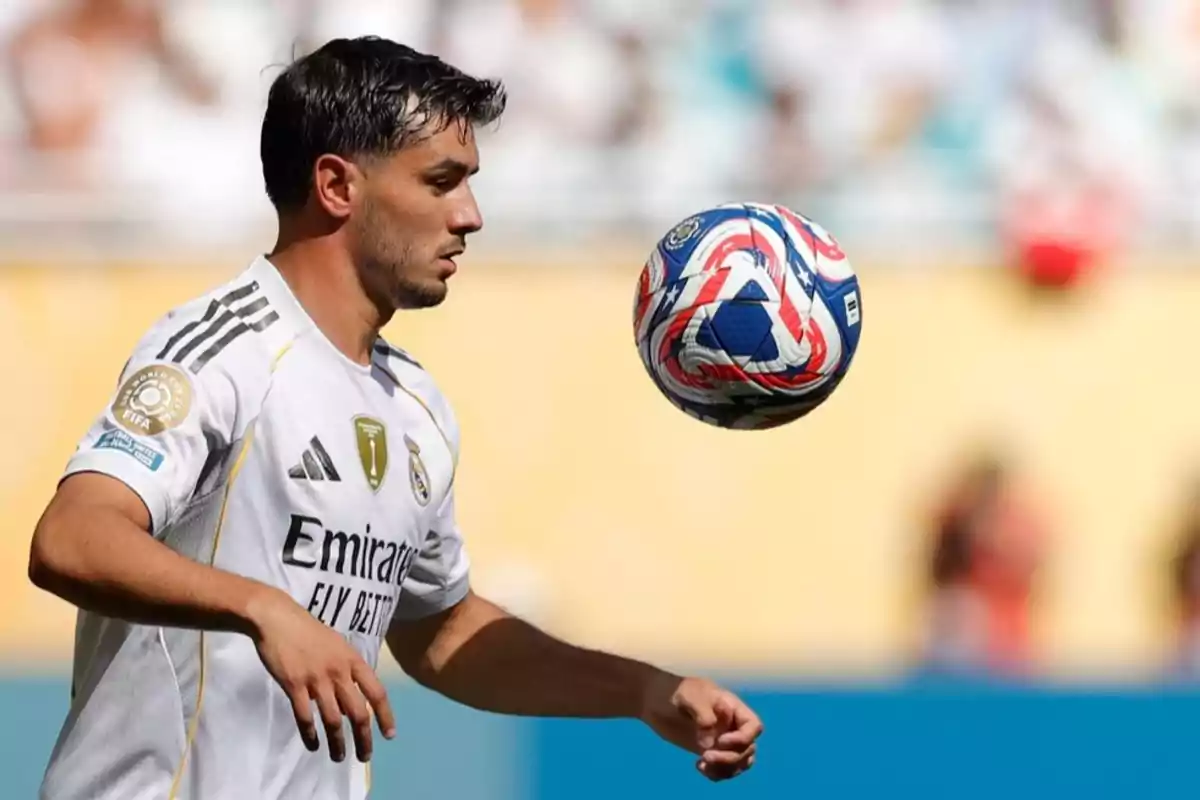 Futbolista del Real Madrid controlando un balón durante un partido