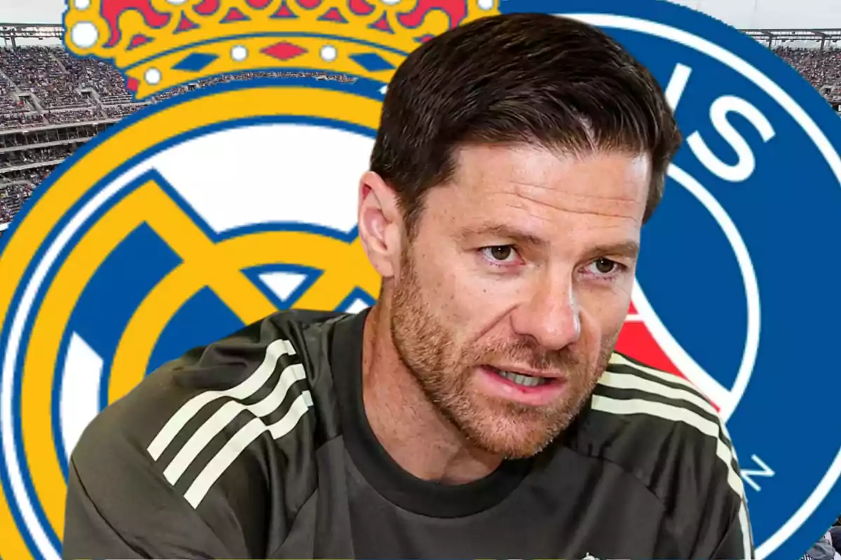 Hombre con camiseta deportiva en primer plano con los escudos de Real Madrid y PSG de fondo en un estadio lleno de público