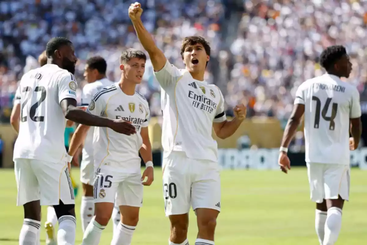 Jugadores del Real Madrid celebran un gol en el campo durante un partido de fútbol Jugadores del Real Madrid celebran un gol en el campo durante un partido de fútbol