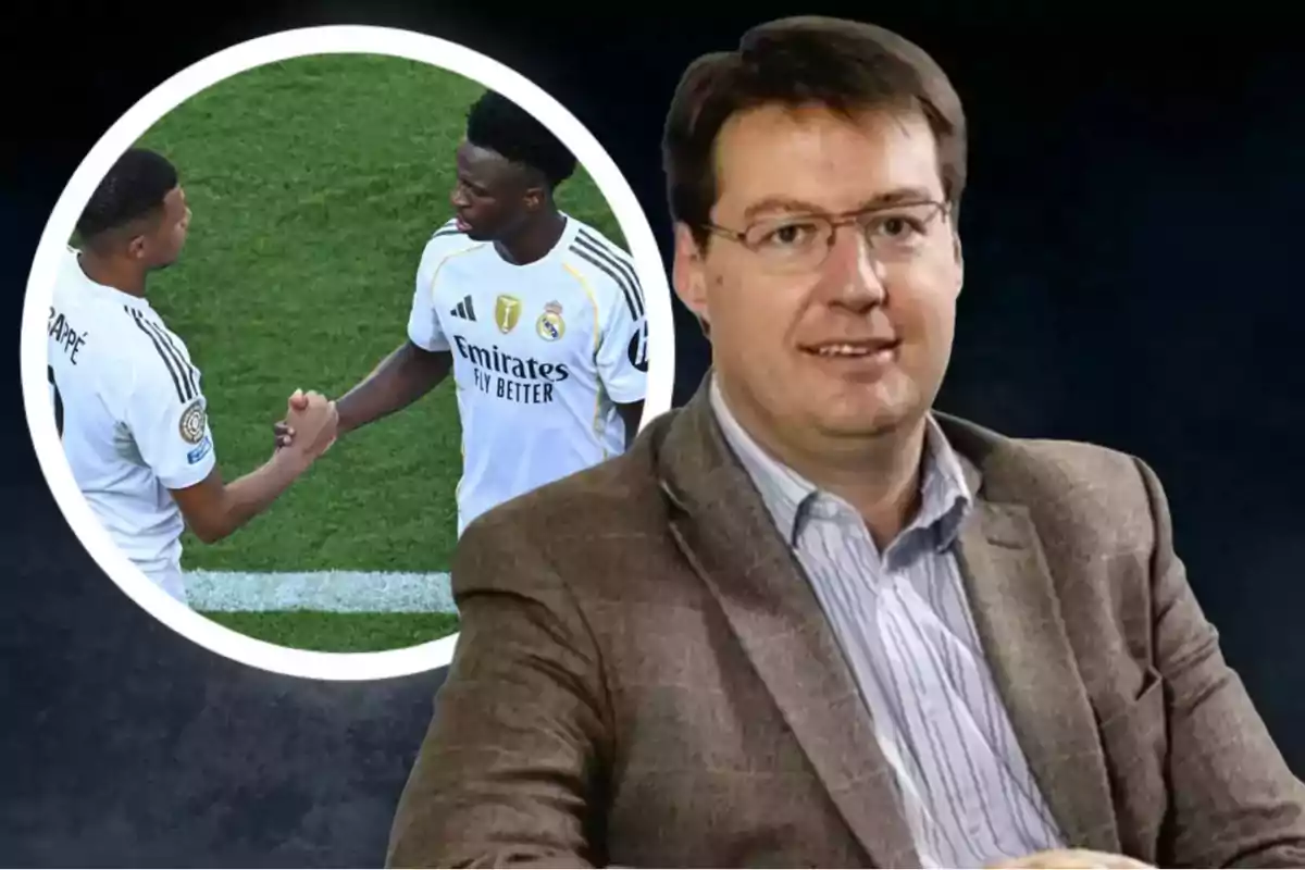 Un hombre con gafas y saco marrón aparece en primer plano mientras al fondo se observa una imagen de dos futbolistas del Real Madrid dándose la mano en el campo.
