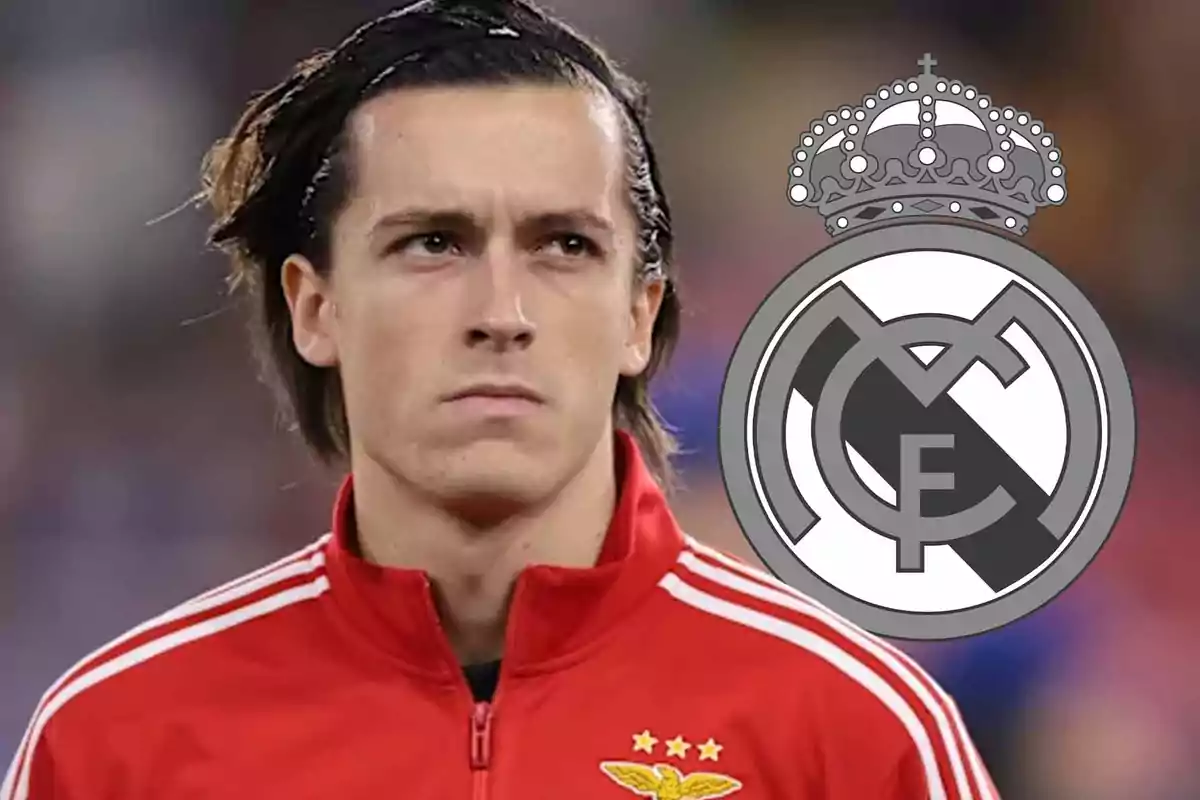Futbolista con chaqueta roja del Benfica y el escudo del Real Madrid al fondo