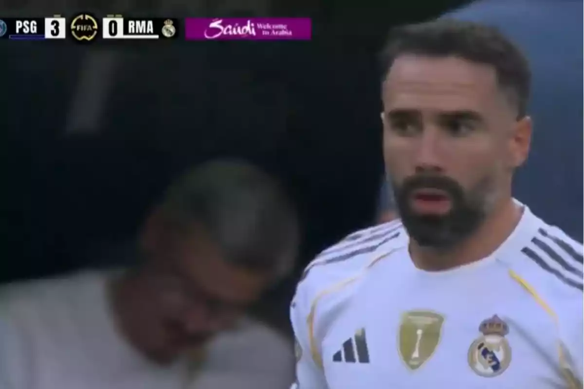 Jugador del Real Madrid con expresión seria durante un partido en el que el PSG gana 3 a 0 según el marcador en la parte superior de la imagen