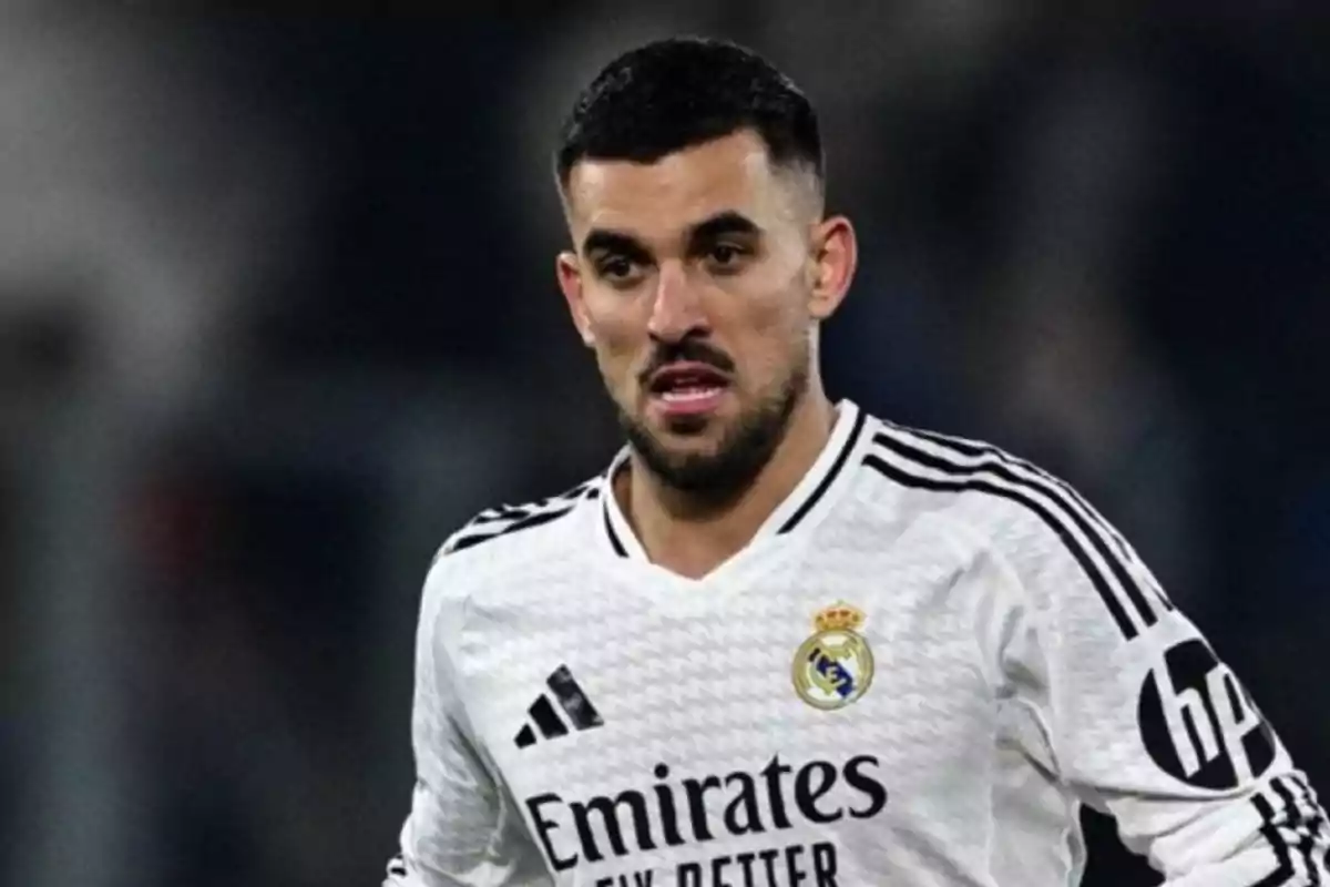 Futbolista con uniforme blanco del Real Madrid durante un partido Futbolista con uniforme blanco del Real Madrid durante un partido