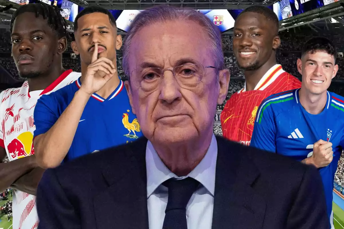 Un hombre mayor con expresión seria en primer plano y cuatro futbolistas jóvenes en el fondo, todos en un estadio de fútbol lleno de público.
