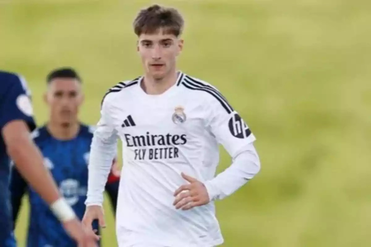 Jugador de fútbol con uniforme blanco del Real Madrid corriendo en el campo durante un partido Jugador de fútbol con uniforme blanco del Real Madrid corriendo en el campo durante un partido