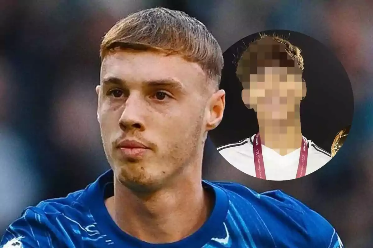 Un futbolista con uniforme azul aparece en primer plano mientras en la esquina superior derecha se muestra una imagen circular de una persona con el rostro pixelado y una medalla.