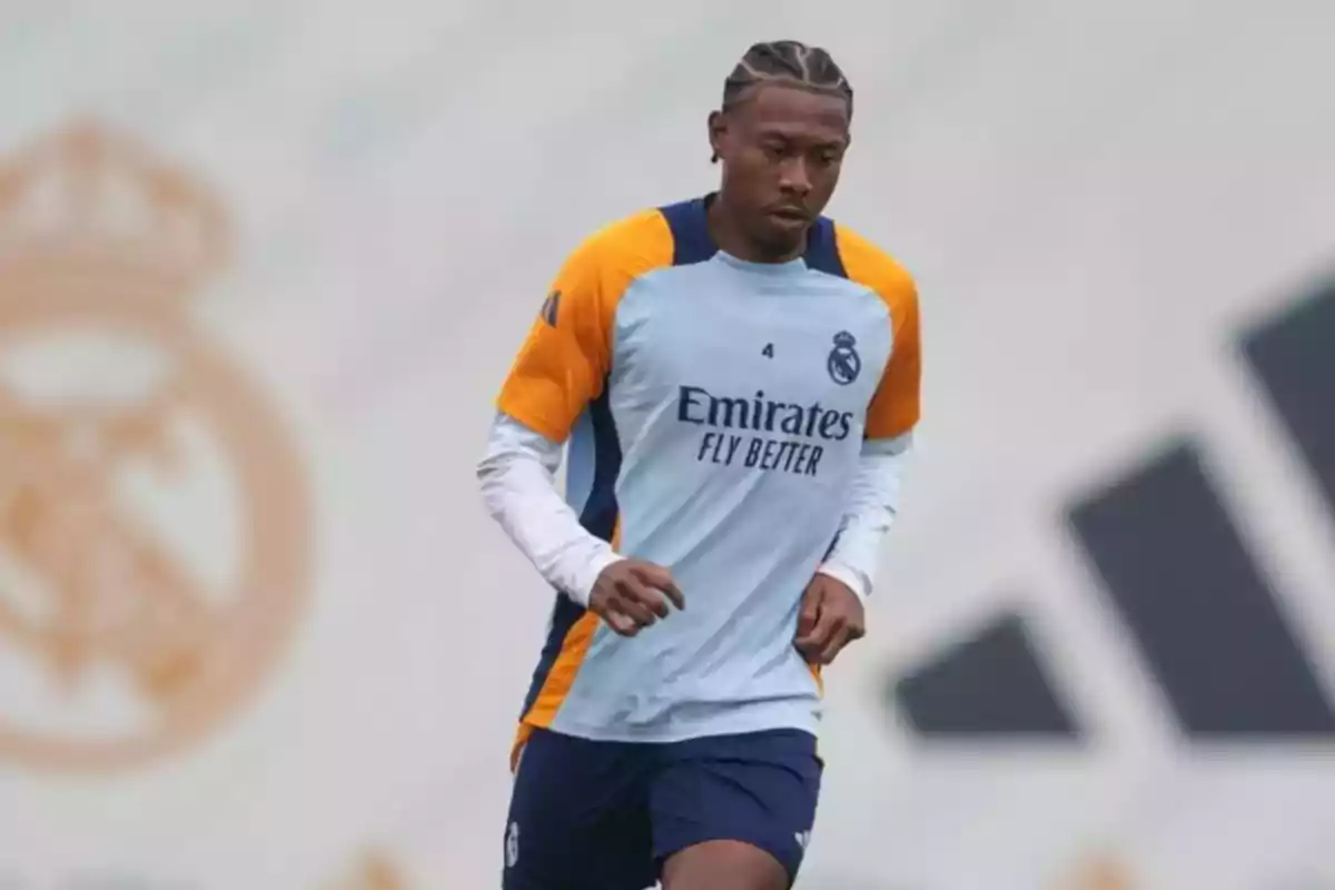 Futbolista del Real Madrid entrenando con uniforme de entrenamiento azul claro y naranja Futbolista del Real Madrid entrenando con uniforme de entrenamiento azul claro y naranja