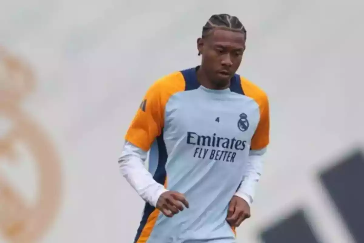 Futbolista del Real Madrid entrenando con uniforme de entrenamiento azul claro y detalles naranjas Futbolista del Real Madrid entrenando con uniforme de entrenamiento azul claro y detalles naranjas