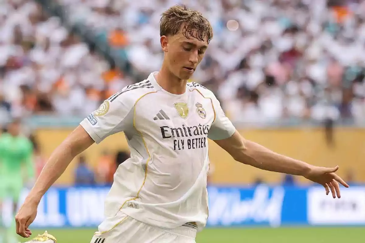 Jugador del Real Madrid con uniforme blanco en acción durante un partido de fútbol Jugador del Real Madrid con uniforme blanco en acción durante un partido de fútbol