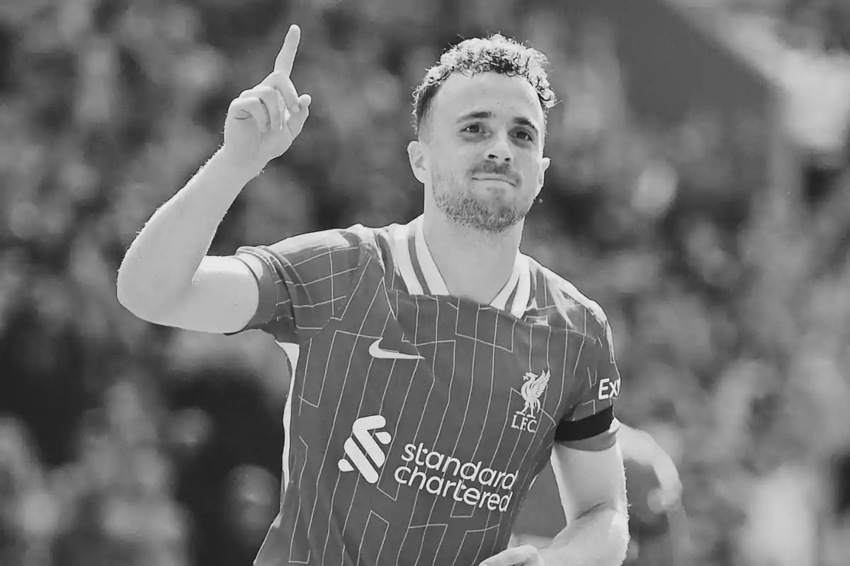 Futbolista del Liverpool celebrando un gol con el dedo índice levantado