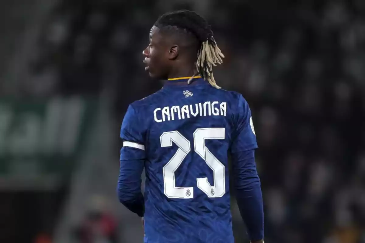 Futbolista de espaldas con el uniforme azul del Real Madrid y el número 25 con el nombre Camavinga