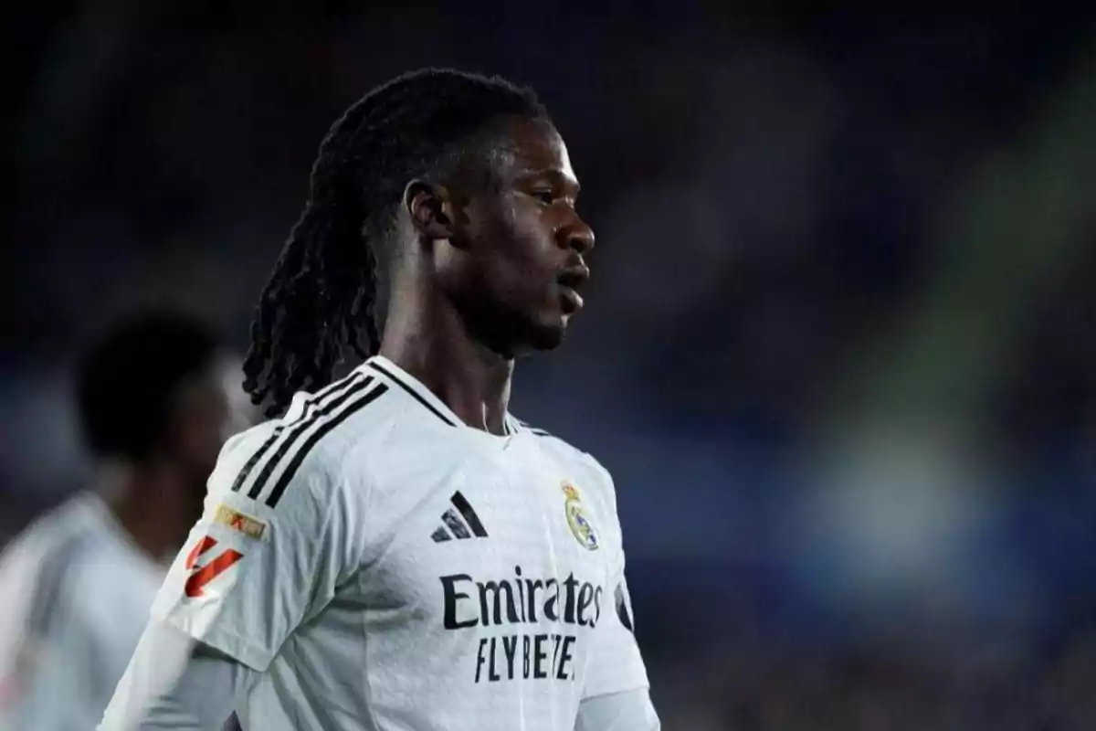 Futbolista con camiseta blanca del Real Madrid durante un partido Futbolista con camiseta blanca del Real Madrid durante un partido