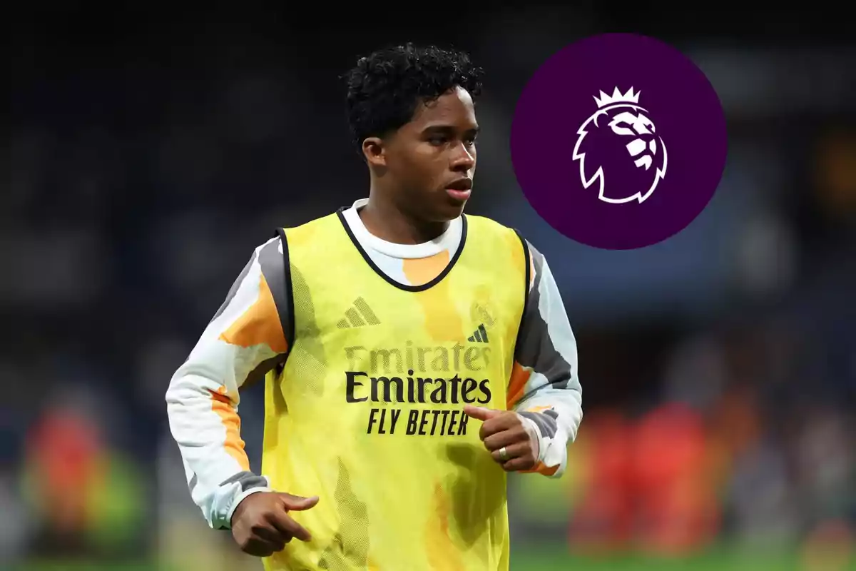 Futbolista del Real Madrid calentando en el campo con un peto amarillo y el logo de la Premier League en la esquina superior derecha