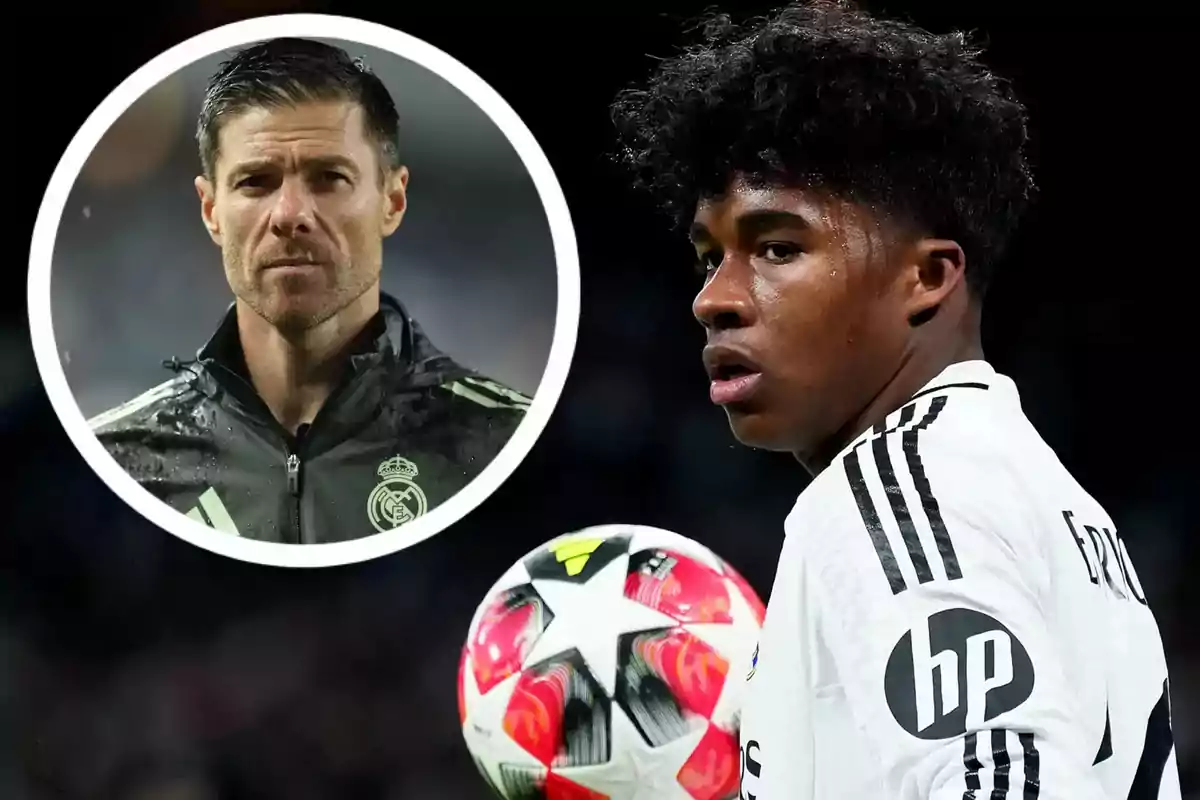 Un joven futbolista del Real Madrid sostiene un balón durante un partido mientras en la esquina aparece el rostro de un entrenador con chaqueta del mismo equipo