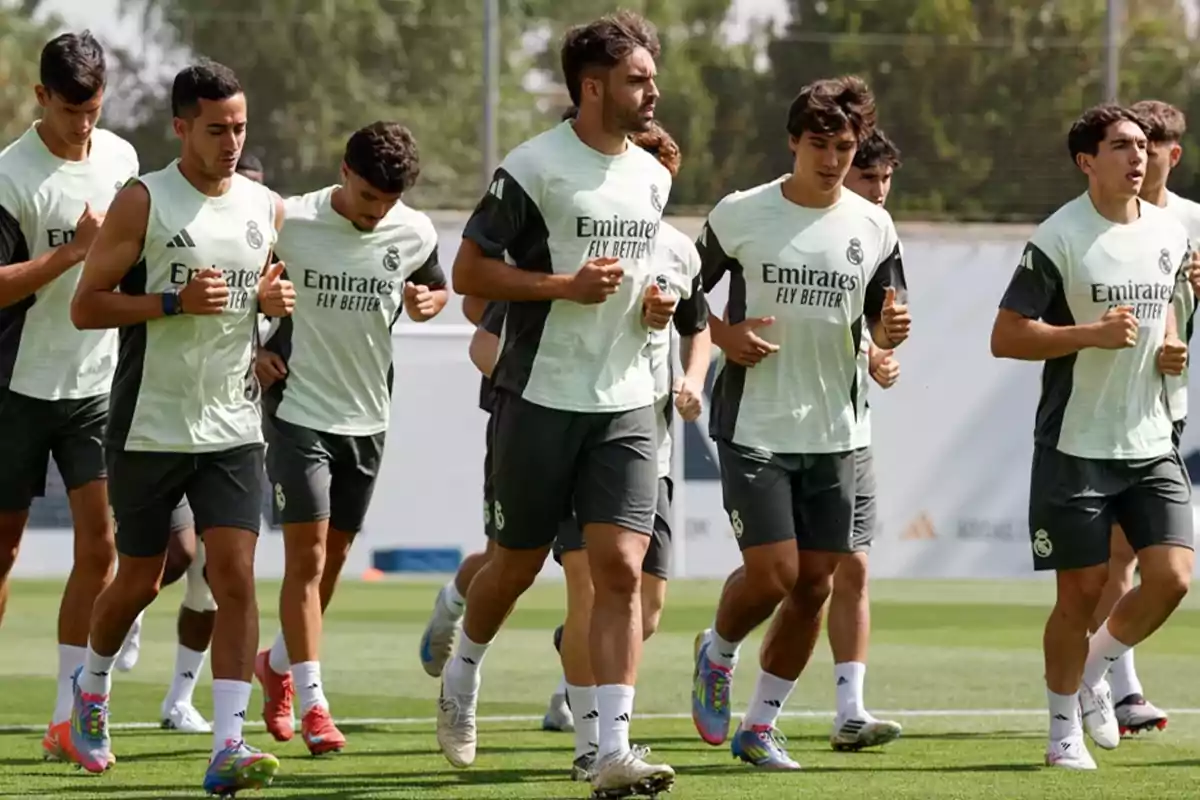 Jugadores de fútbol del Real Madrid entrenando juntos en una cancha de césped durante el día Jugadores de fútbol del Real Madrid entrenando juntos en una cancha de césped durante el día
