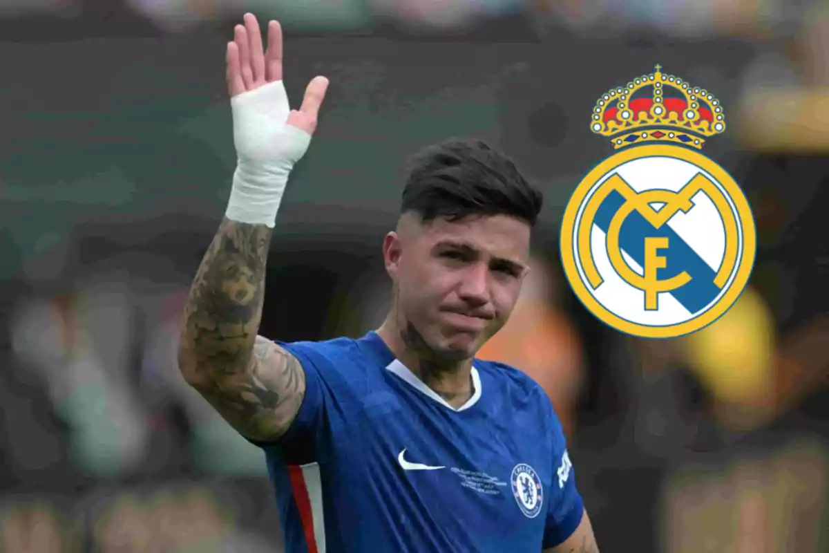 Futbolista con vendaje en la mano levantando el brazo con el escudo del Real Madrid al fondo