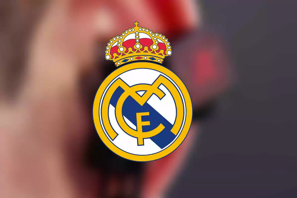 Escudo del Real Madrid sobre un fondo desenfocado