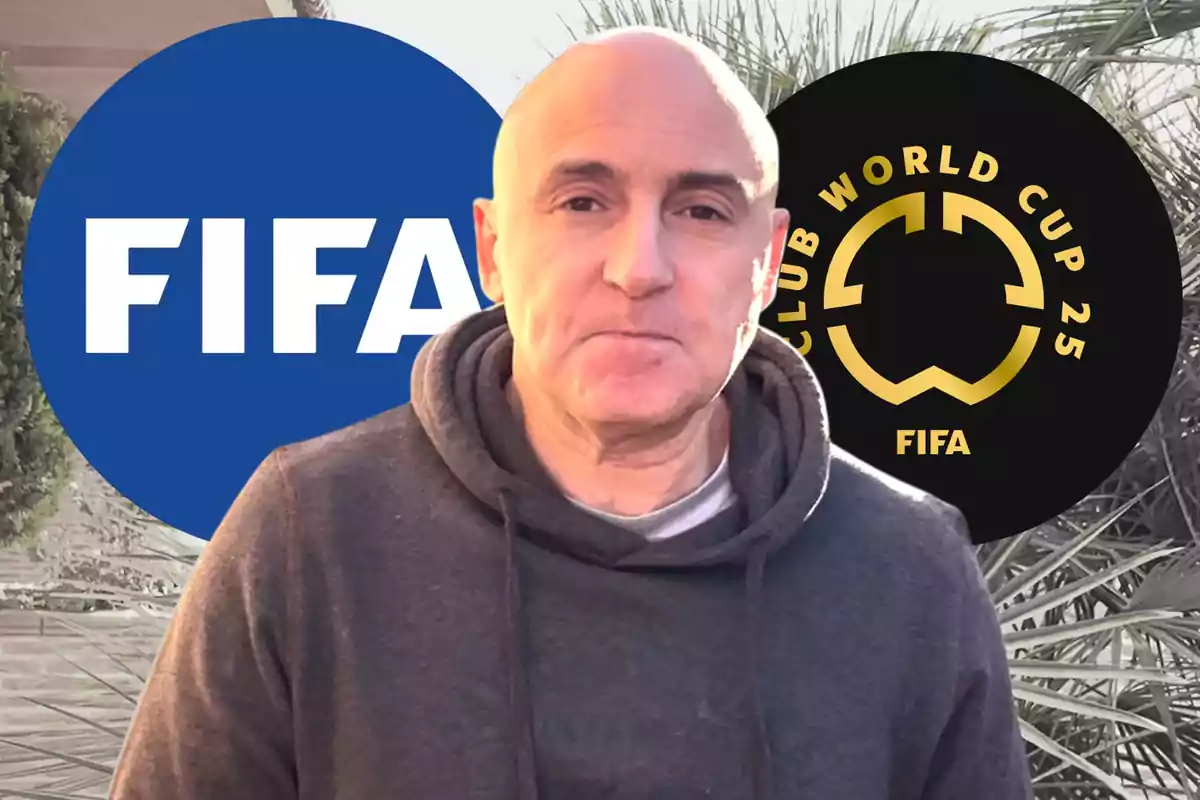 Hombre calvo con sudadera gris frente a los logotipos de FIFA y del Mundial de Clubes 2025