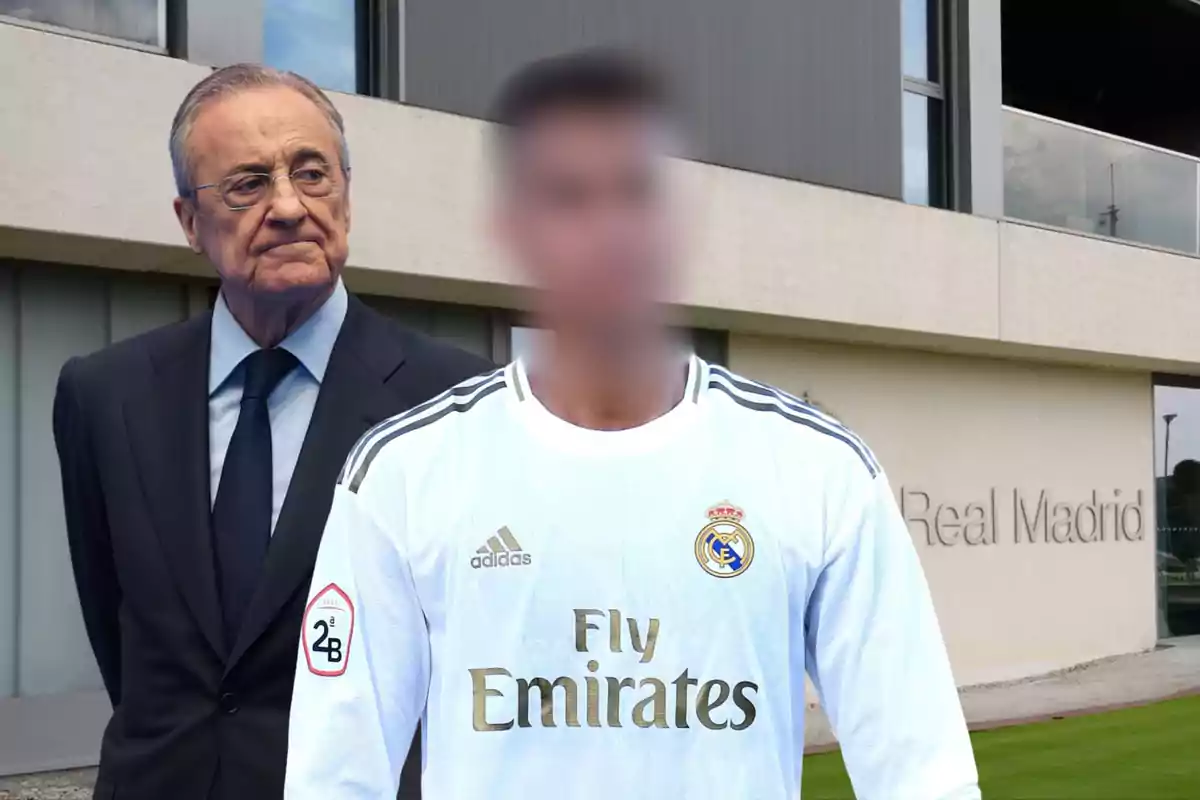 Hombre mayor con traje junto a un jugador de fútbol con el rostro difuminado frente a un edificio del Real Madrid