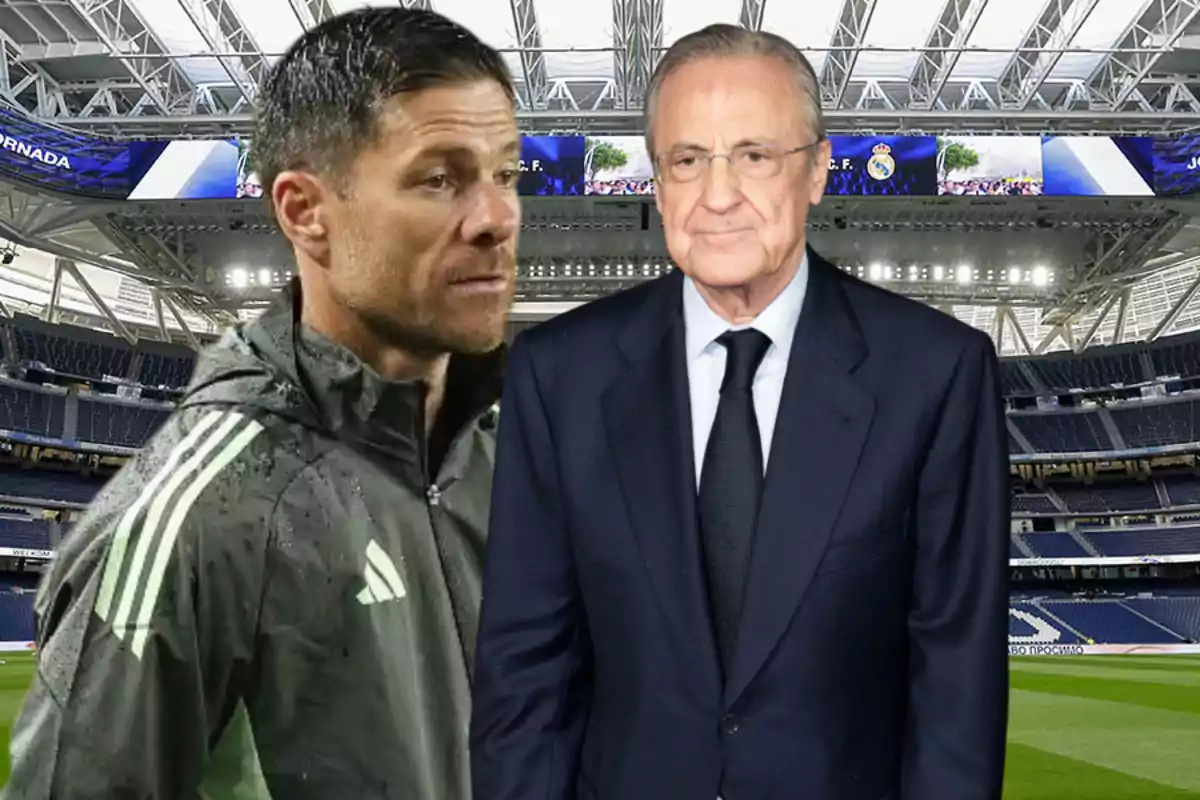 Dos hombres de pie en el interior de un estadio de fútbol moderno