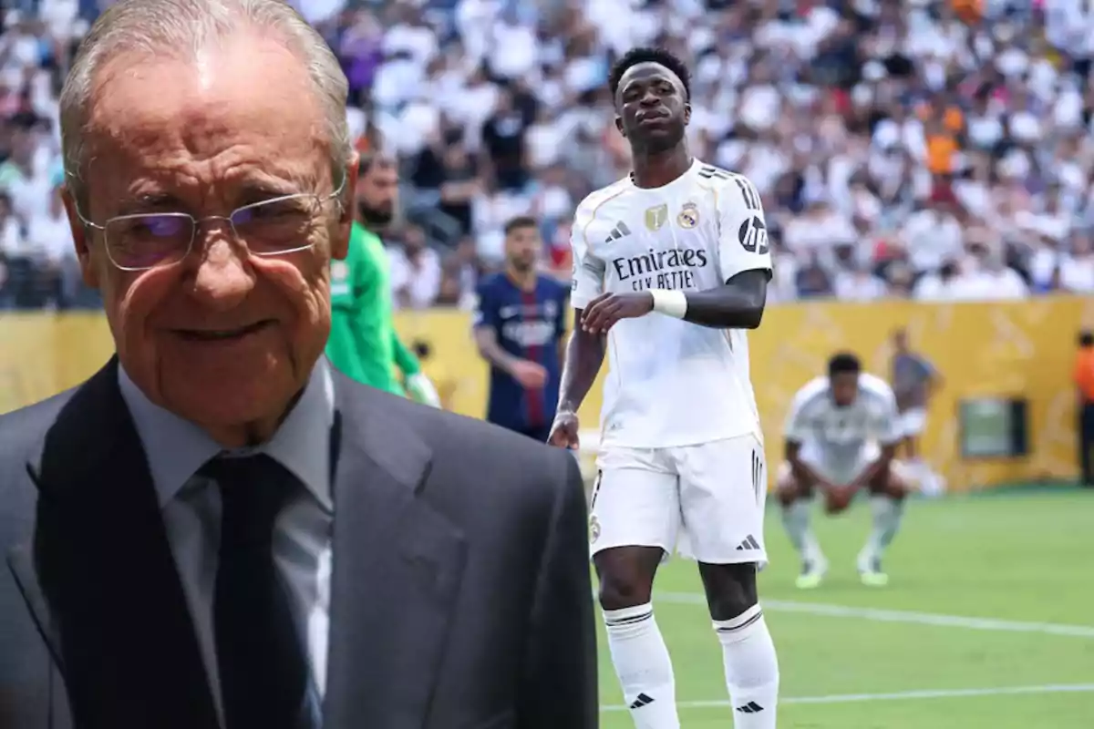 Un hombre mayor con gafas y traje aparece en primer plano mientras al fondo un jugador de fútbol con uniforme blanco está en el campo durante un partido.