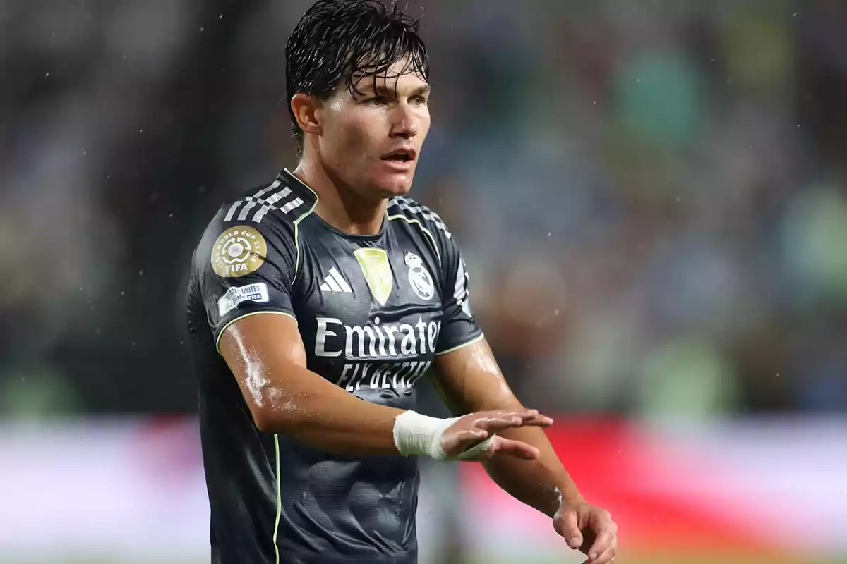 Real Madrid player wearing the away kit in a match under the rain Real Madrid player wearing the away kit in a match under the rain