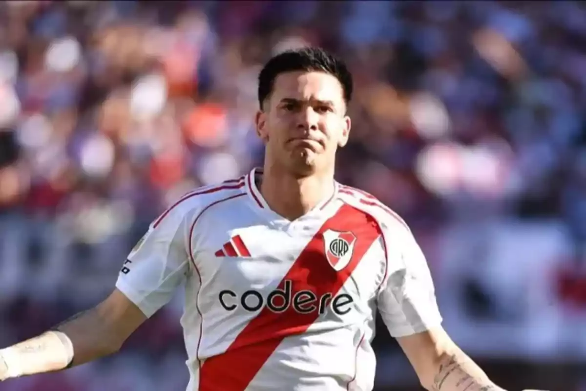 Futbolista con uniforme de River Plate en el campo durante un partido Futbolista con uniforme de River Plate en el campo durante un partido