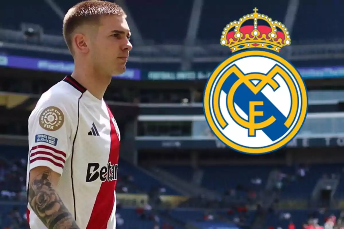 Jugador de River Plate en un estadio con el escudo del Real Madrid a su lado