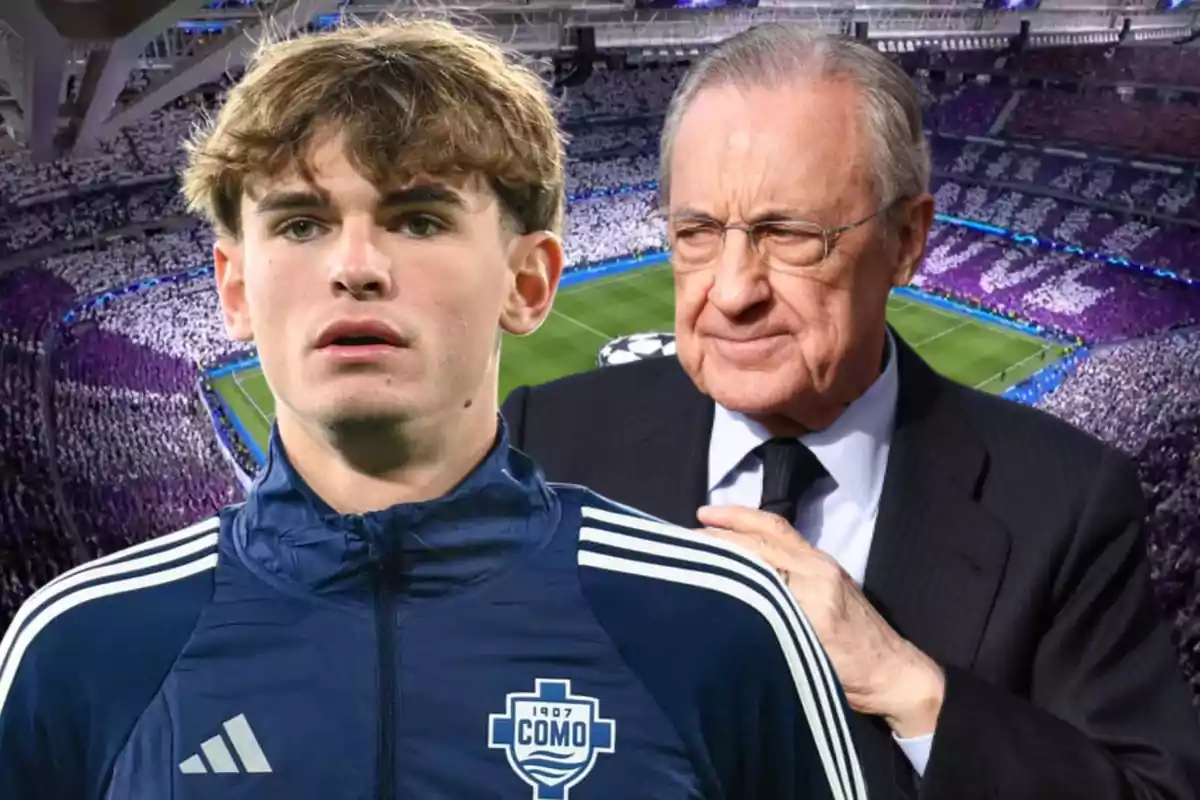 Un joven futbolista con chaqueta azul del Como 1907 está al frente mientras un hombre mayor con gafas y traje lo observa en un estadio lleno de aficionados