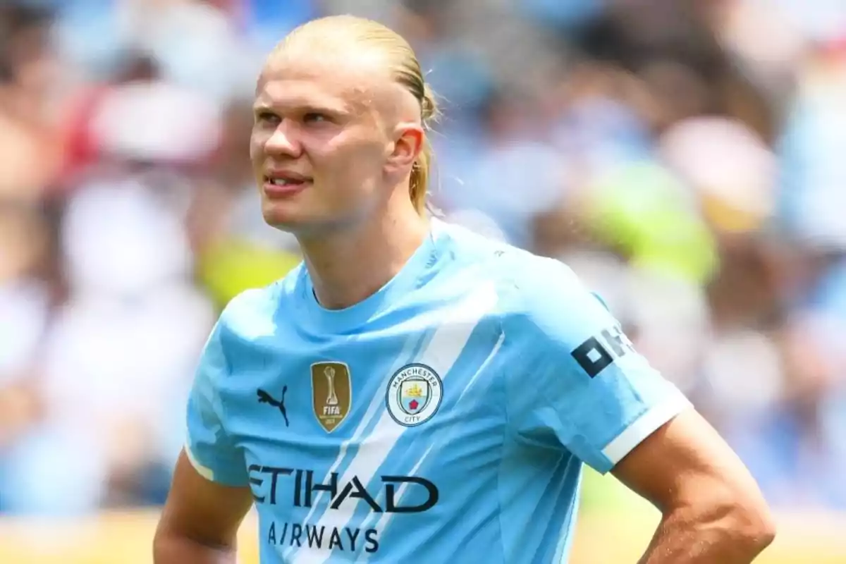 Futbolista rubio con camiseta celeste del Manchester City en un partido Futbolista rubio con camiseta celeste del Manchester City en un partido