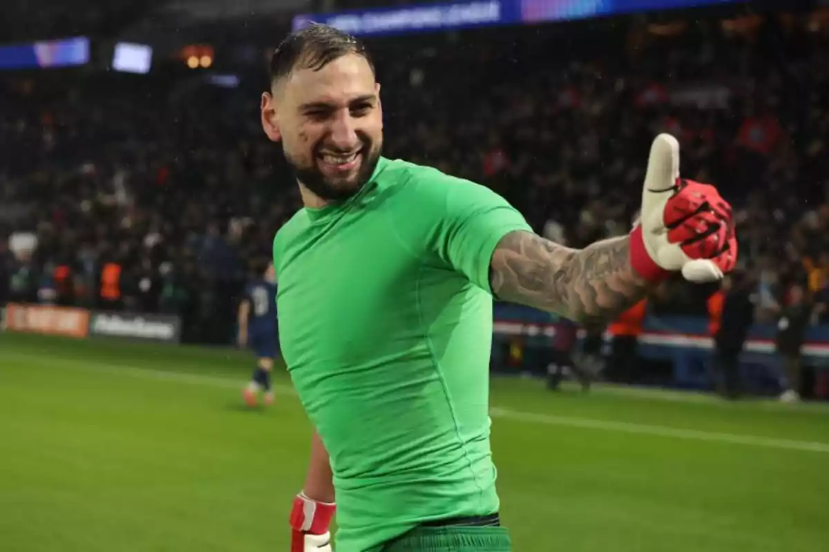 Portero de fútbol sonriente con uniforme verde y guantes rojos haciendo un gesto de aprobación en un estadio lleno de espectadores Portero de fútbol sonriente con uniforme verde y guantes rojos haciendo un gesto de aprobación en un estadio lleno de espectadores