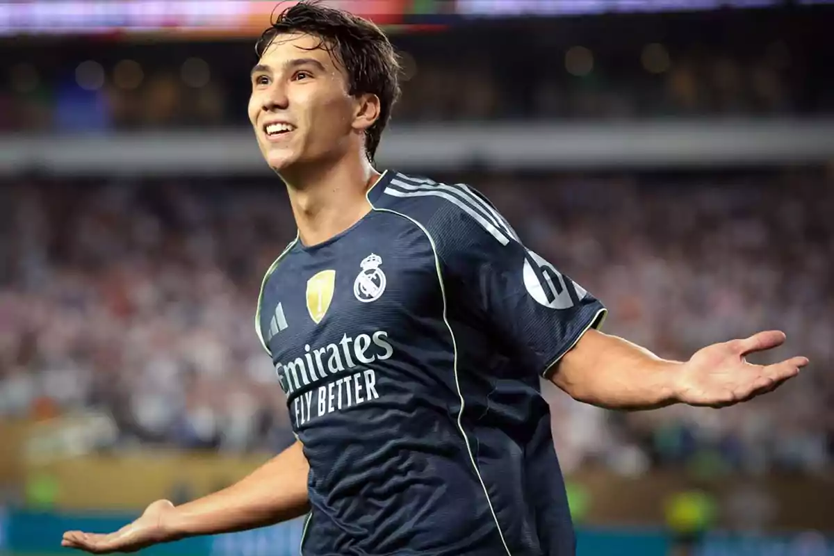Soccer player in a blue Real Madrid uniform celebrating in a stadium full of spectators Soccer player in a blue Real Madrid uniform celebrating in a stadium full of spectators