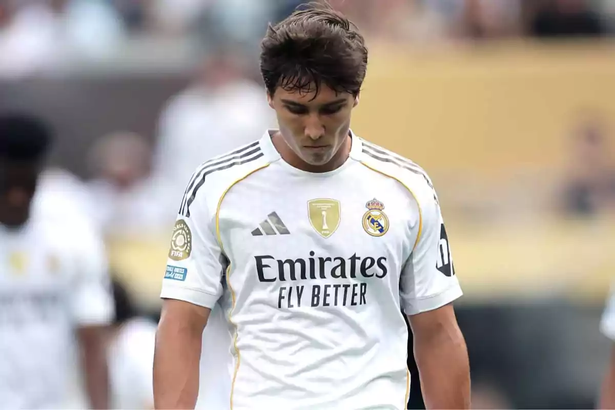Futbolista del Real Madrid con la cabeza agachada durante un partido