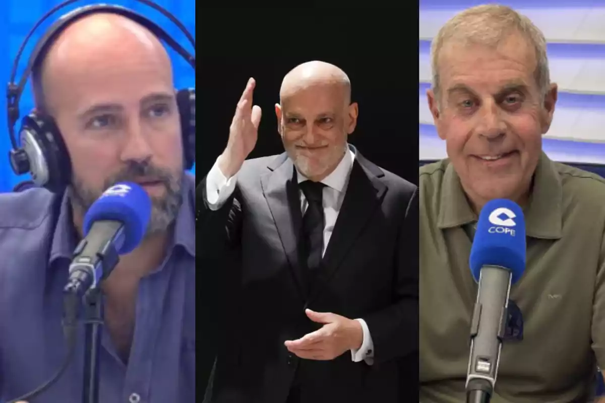 Tres hombres calvos, dos de ellos en un estudio de radio con micrófonos y auriculares, y uno en el centro vestido de traje oscuro saludando con la mano.
