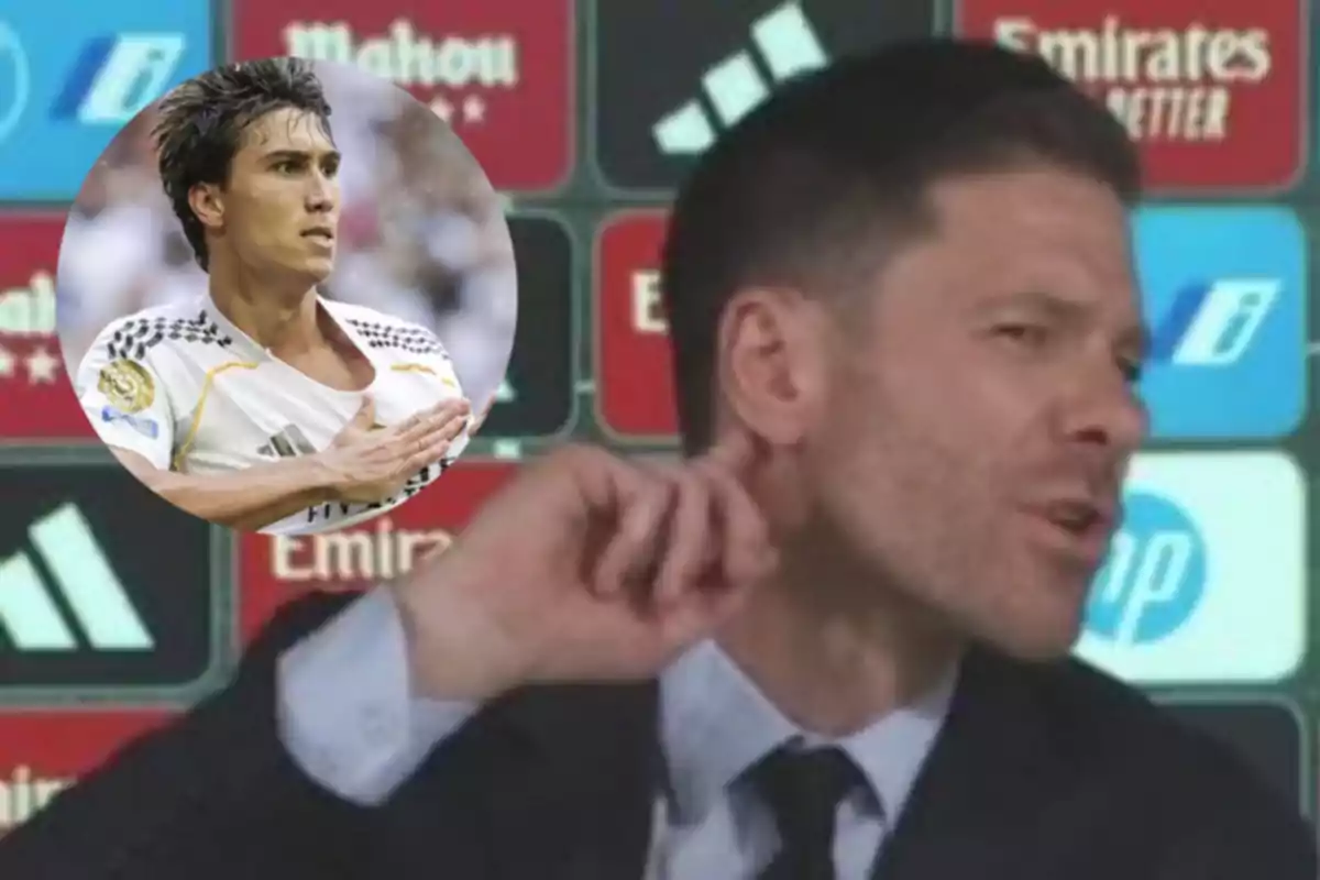 Un hombre en traje durante una conferencia de prensa se toca la oreja mientras en la esquina superior izquierda aparece la imagen de un futbolista celebrando con la camiseta blanca de un equipo