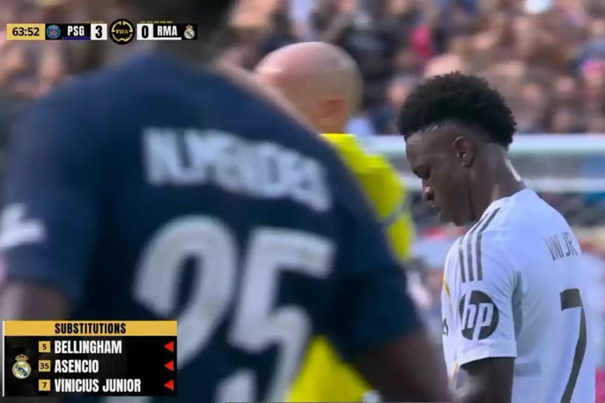 Real Madrid player with his head down during a match in which PSG is winning 3-0, with substitution information in the bottom left corner Real Madrid player with his head down during a match in which PSG is winning 3-0, with substitution information in the bottom left corner